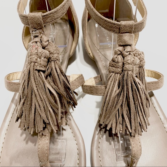 LIZ CLAIBORNE WEDGE THONG SANDALS NUDE COLOR WITH TUSSLE DETAIL - Picture 7 of 16